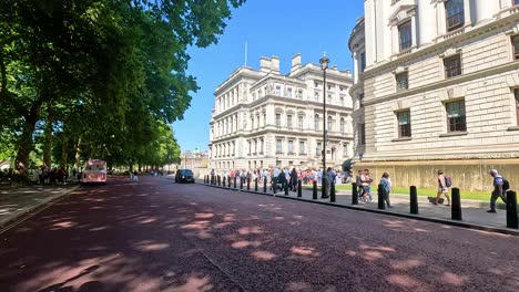 gente caminando cerca de la arquitectura icónica de londres