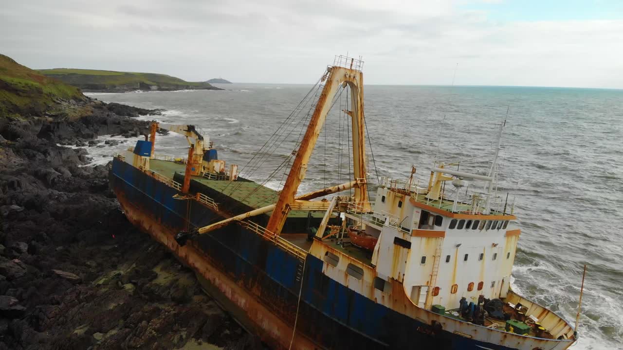 viejo naufragio varado en una playa rocosa
