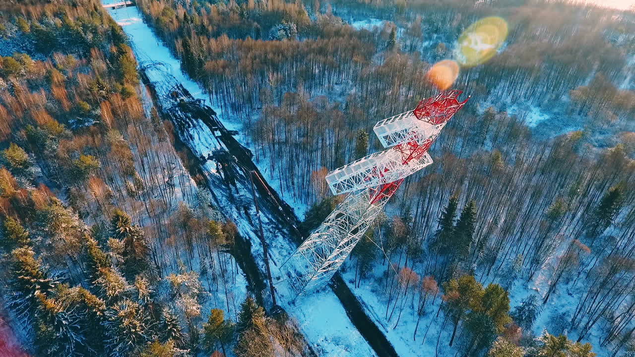 고전압 전기 철탑 설치. 전기 에너지 건설