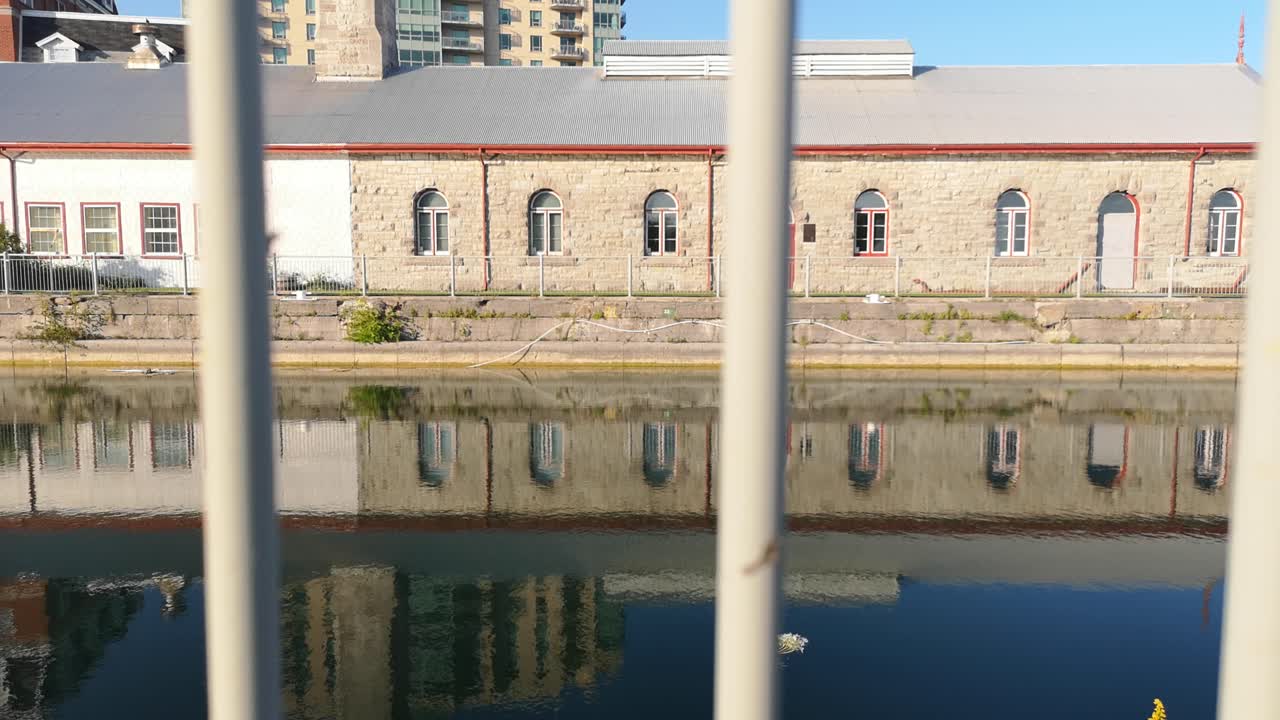 물에 의해 오래 된 도시 부두