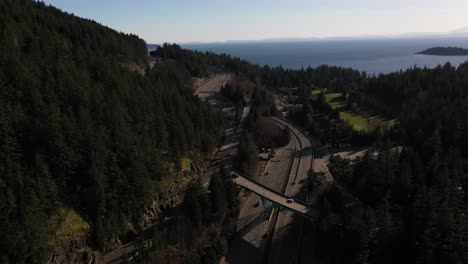 Tráfico-En-La-Carretera-Del-Mar-Al-Cielo-Con-El-Océano-De-Fondo-En-Columbia-Británica,-Canadá