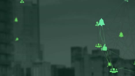 animación de globos de iconos digitales girando contra edificios altos