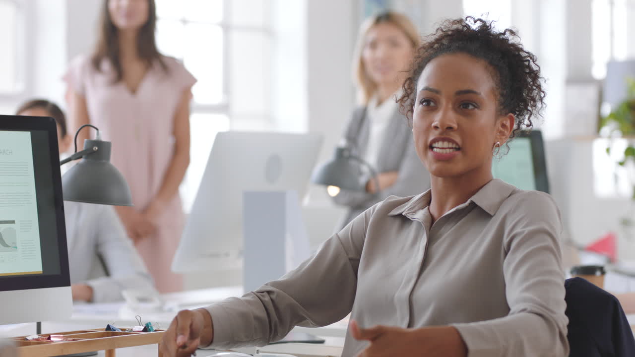liderazgo, presentación o mujer negra en una reunión