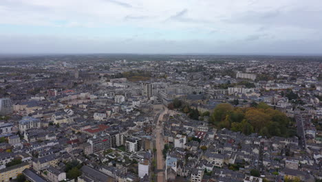 Vista-Aérea-Nublada-Sobre-El-Centro-De-La-Ciudad-De-Le-Mans-Sarthe,-Pays-De-La-Loire