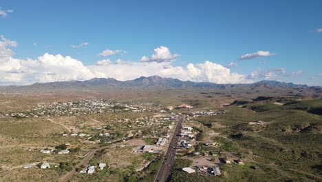 carretera de paso elevado de drones de 4k en kingman arizona, tráfico ligero con montañas en el fondo, grandes nubes detrás de las montañas hualapai