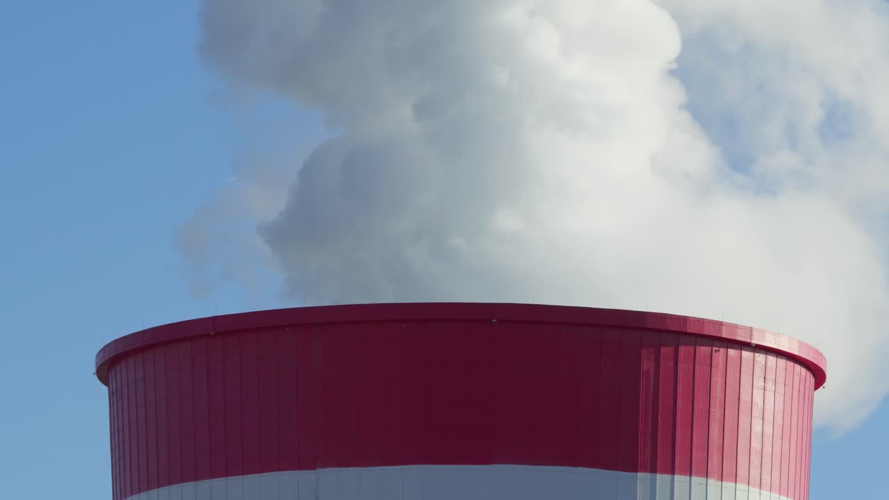 central eléctrica de carbón planta de humo chimenea de vapor cerrar día de cielo despejado soleado