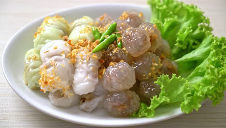 steamed rice-skin dumplings and steamed tapioca dumplings with pork