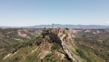 imágenes de drones panorámicas en el antiguo pueblo de civita di bagnoregio, también conocida como "la ciudad moribunda", en italia