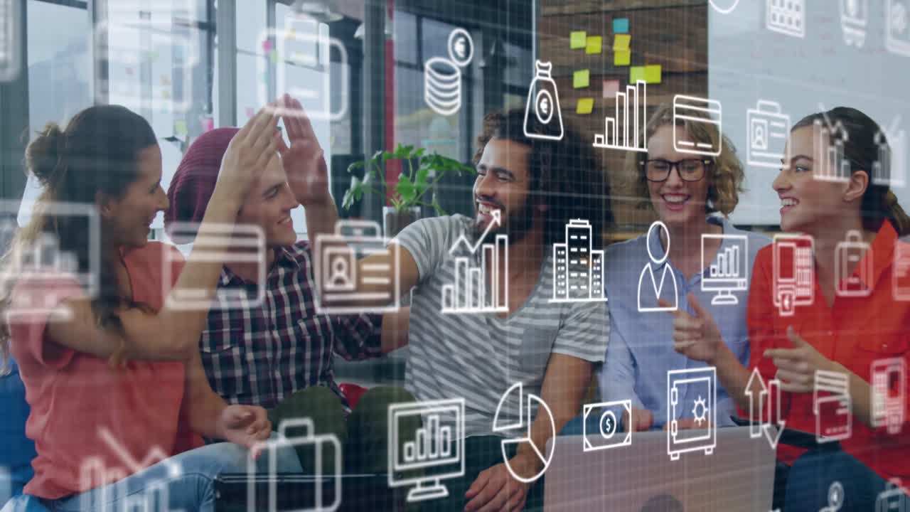 animación de la interfaz con íconos digitales sobre diversos colegas dando cinco altos entre sí en la oficina