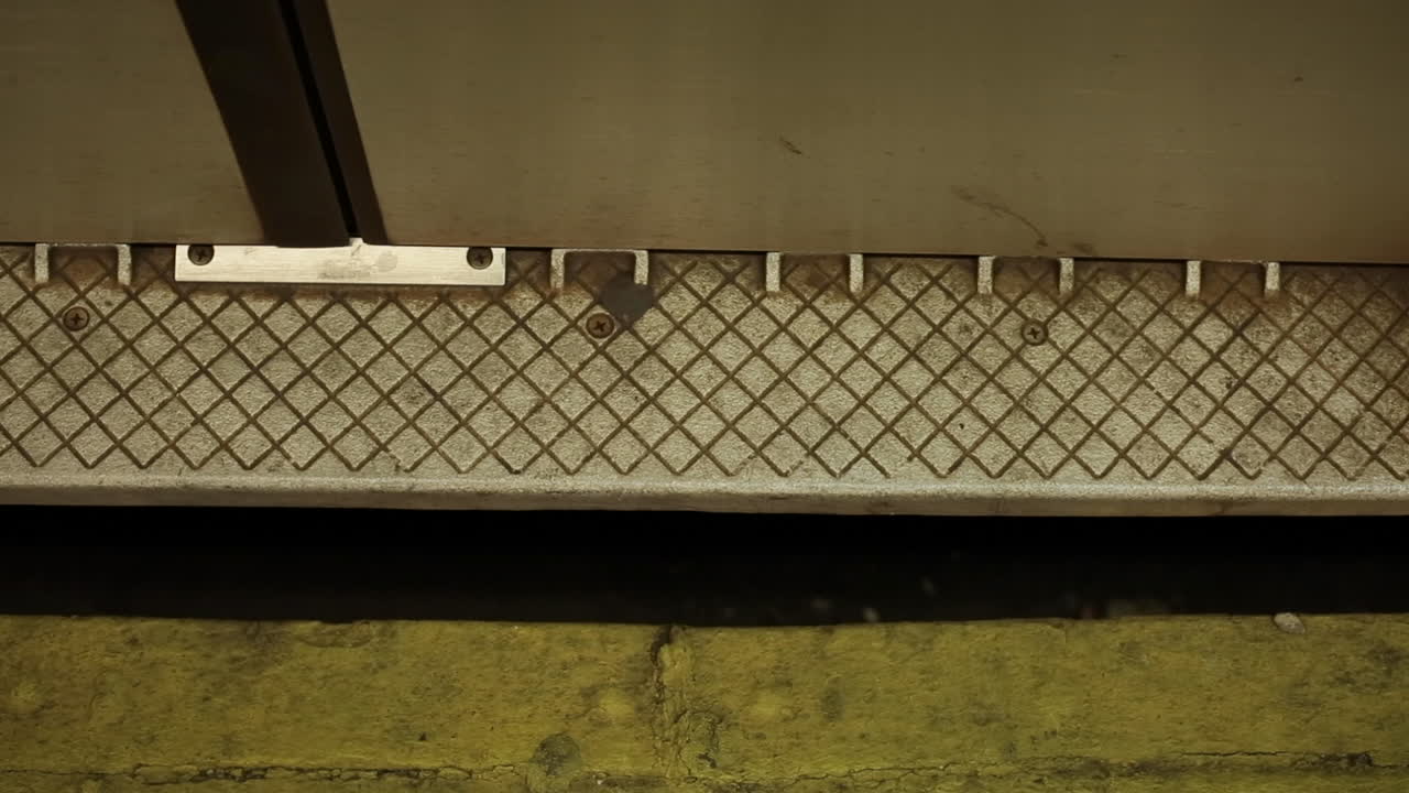 지하철이 정차하고, 지상과 문이 닫힙니다.