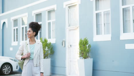 Fashion-and-happy-smile-woman-walking-in-city