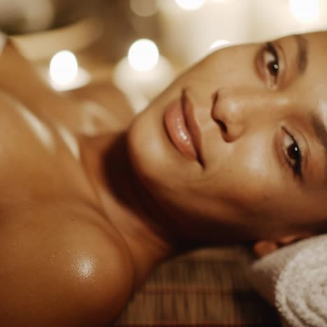 frau, die sich im beauty spa entspannt