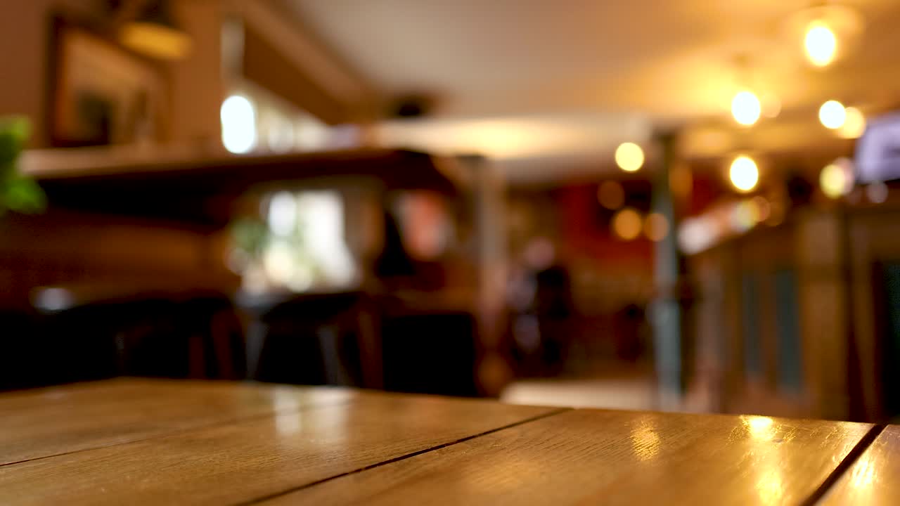 손은 스토트의 파인트에 도달합니다.