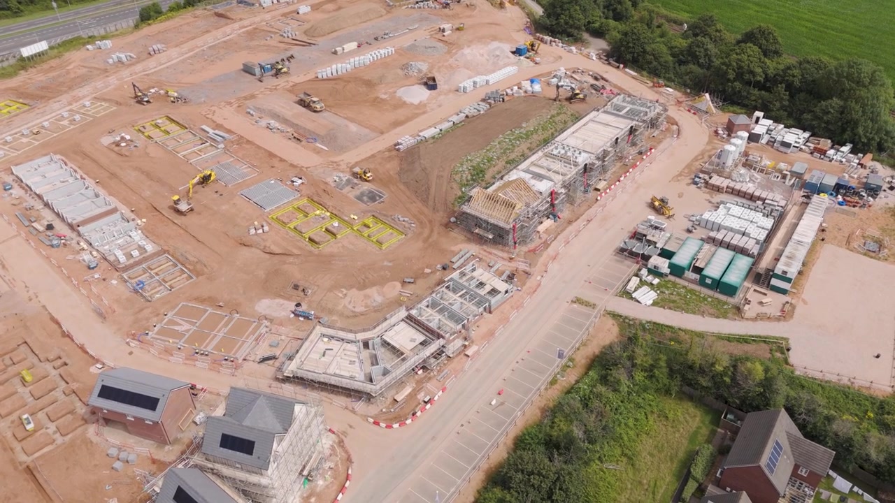Vista aérea orbital de un nuevo desarrollo residencial, mostrando un diseño y distribución de viviendas modernos dentro de un barrio de nueva construcción en Inglaterra.