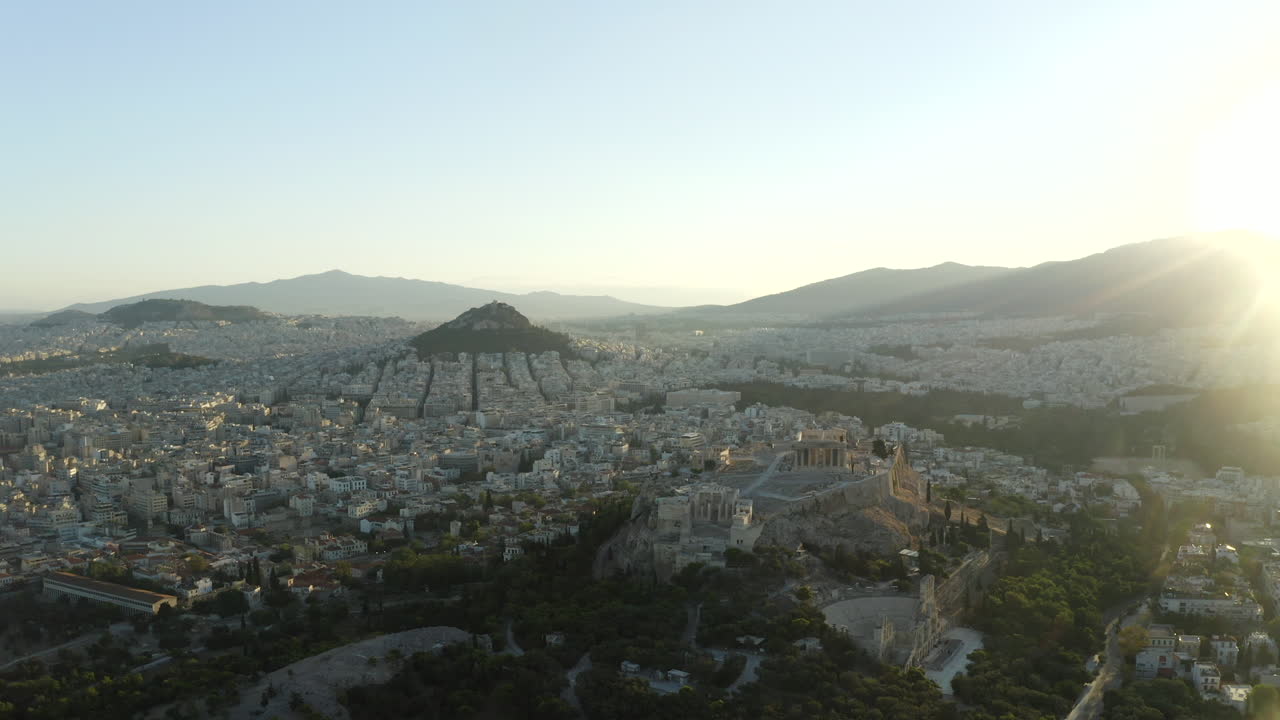 reveladora toma aérea de drones de la acrópolis y la ciudad de atenas al amanecer, temprano en la mañana, grecia