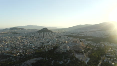 Reveladora-Toma-Aérea-De-Drones-De-La-Acrópolis-Y-La-Ciudad-De-Atenas-Al-Amanecer,-Temprano-En-La-Mañana,-Grecia