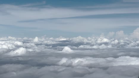 Beobachtung-Der-Wolken-Aus-Einem-Flugzeugfenster---POV