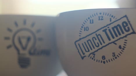 taza para el almuerzo.