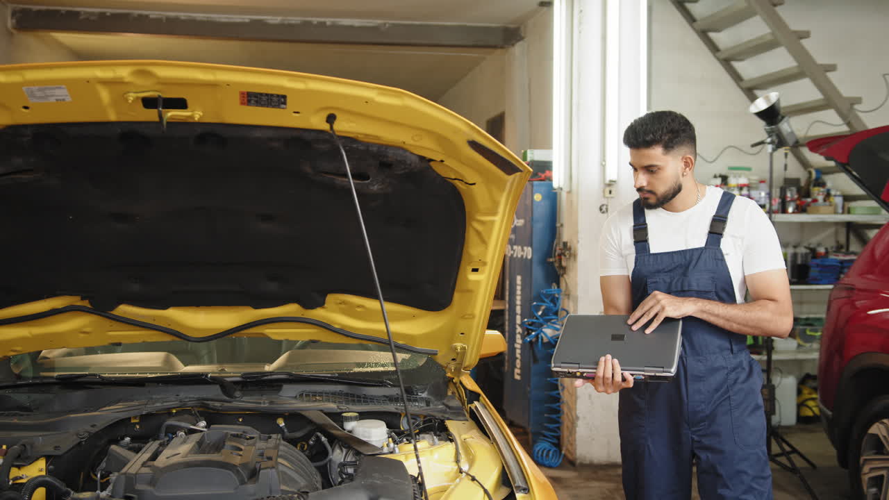 mecánico de automóviles trabajando en un vehículo en un garaje