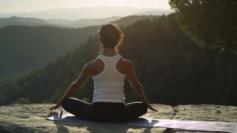 Mujer-haciendo-yoga-afuera-28