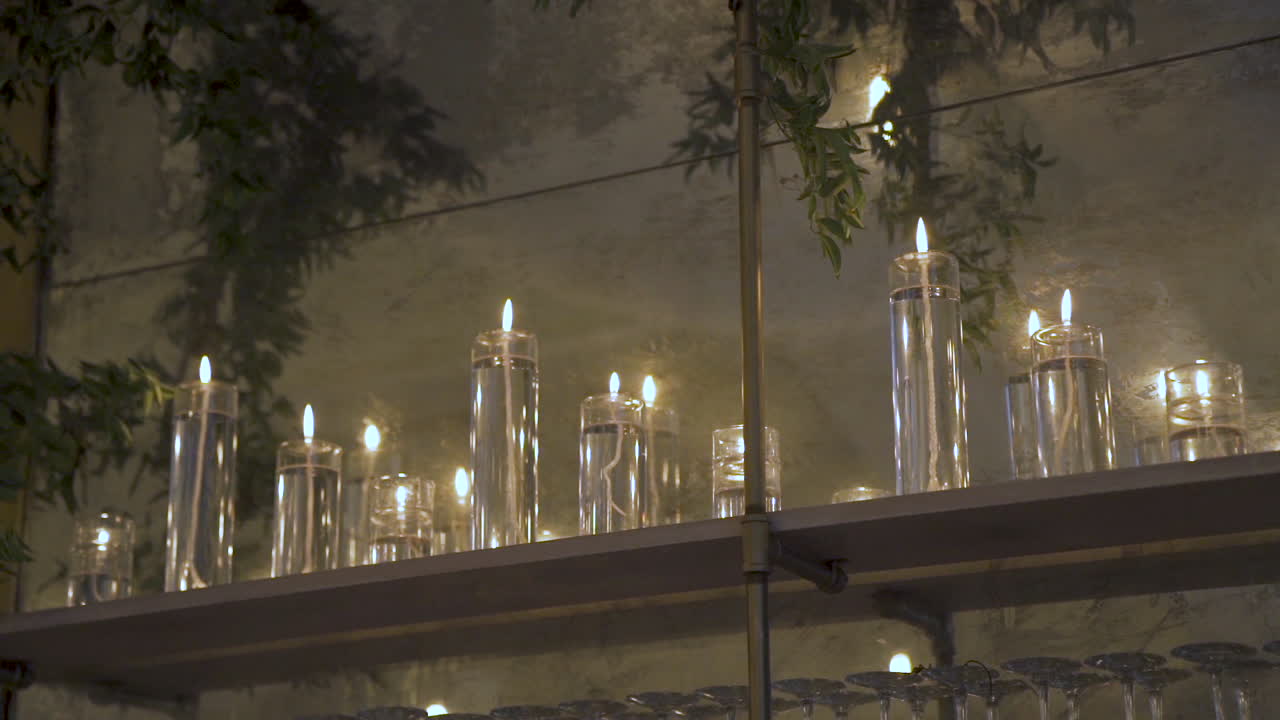 낭만적 인 분위기를 설정 기름 불타는 촛불을 들고 선반