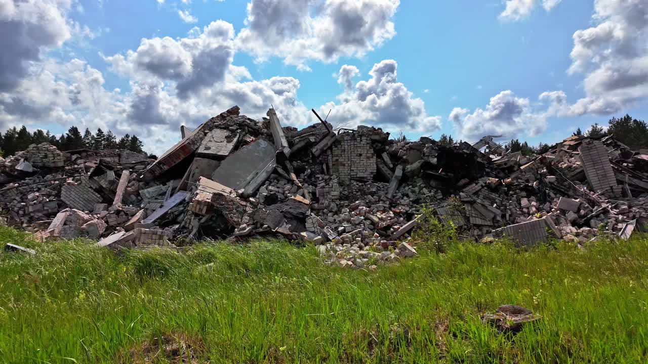 ruinas de edificios demolidos bajo un cielo azul brillante con nubes dispersas
