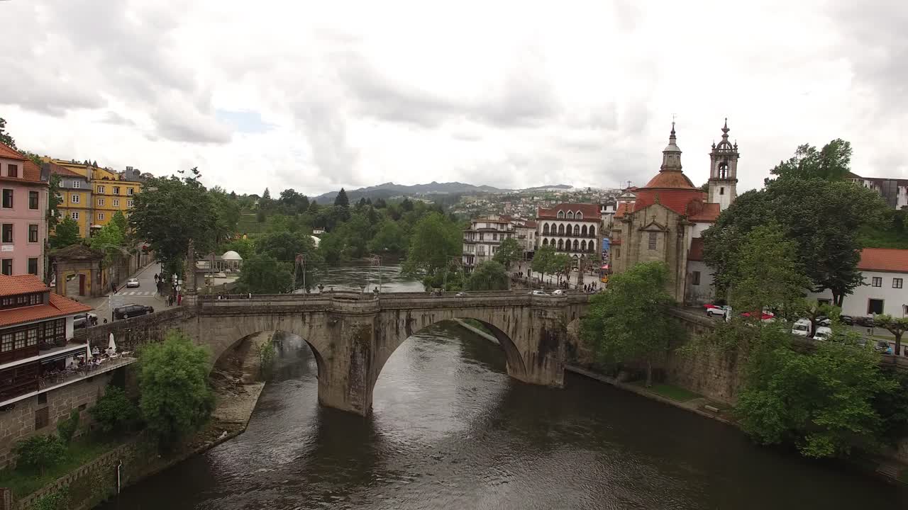 Veduta aerea di Amarante lungo il fiume Tamega in Portogallo.