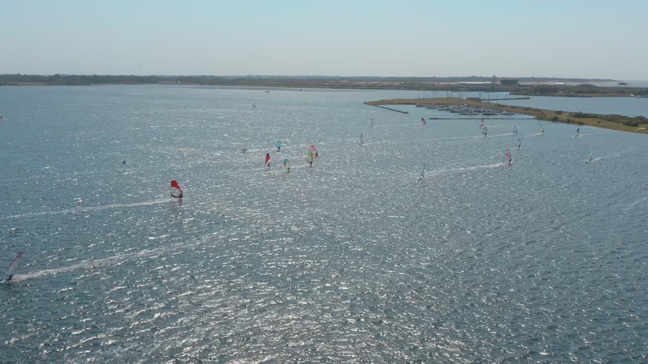 무인 항공기 - 섬, zeeland, 네덜란드, 25p에 흰 구름과 함께 화창한 날에 파란색, 물결 모양 및 바람이 부는 바다에 많은 서퍼의 공중 샷
