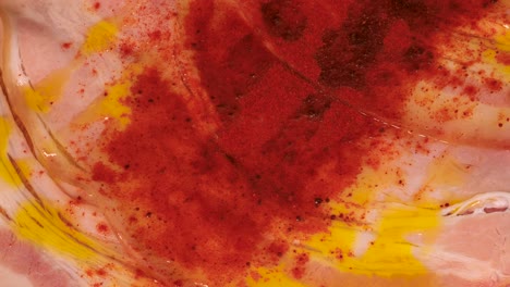 foto macro de polvo de pimiento rojo sobre combinación de jamón y aceite de oliva