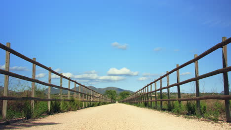 camino interminable a través del pintoresco paisaje mallorquín con montañas y nubes en movimiento en el fondo