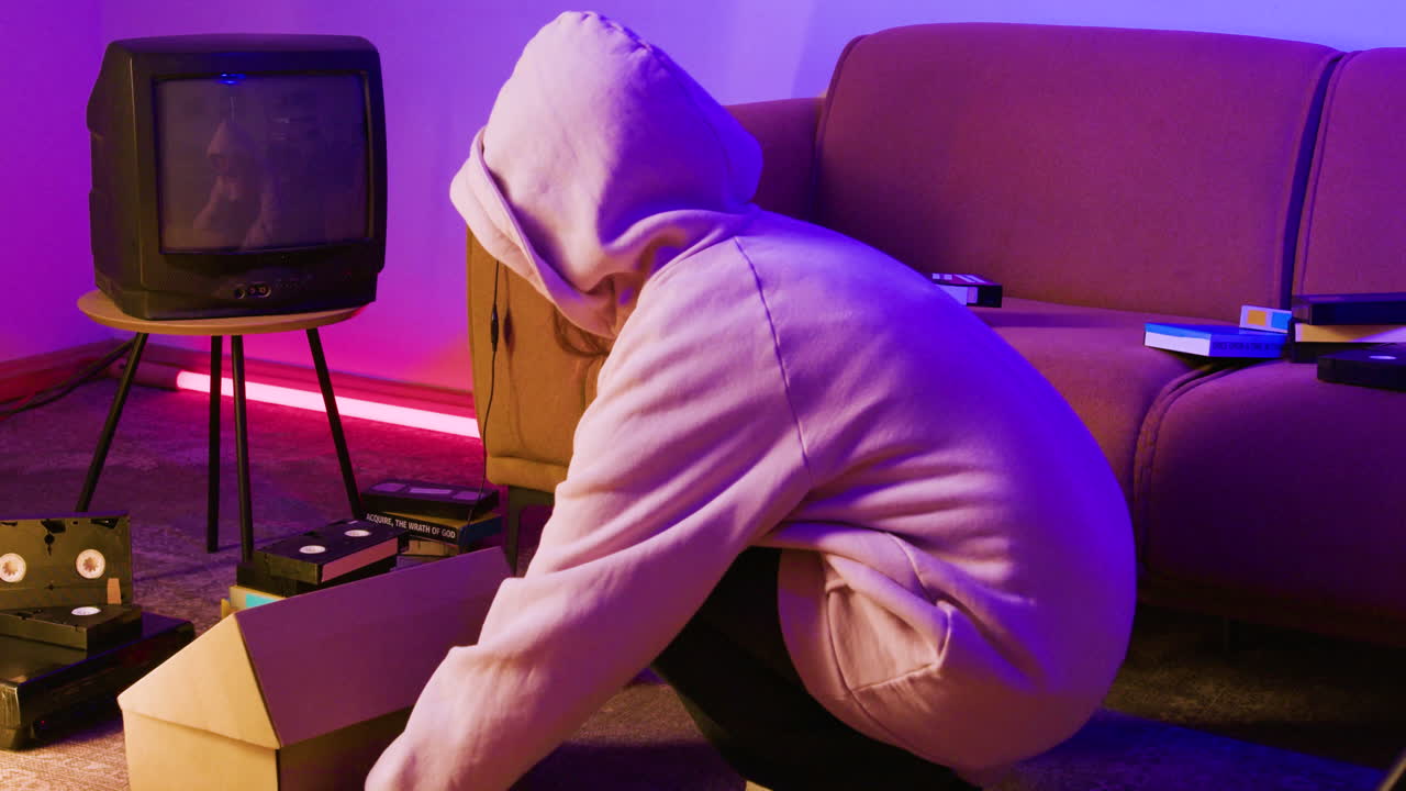 거실에 있는 텔레비전과 vhs 카세트