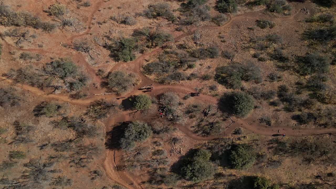 모로 라스 파파스, 라스 콘데스, 산티아고, 칠레에서 트레킹하는 사람들의 오버헤드 붐 다운 뷰