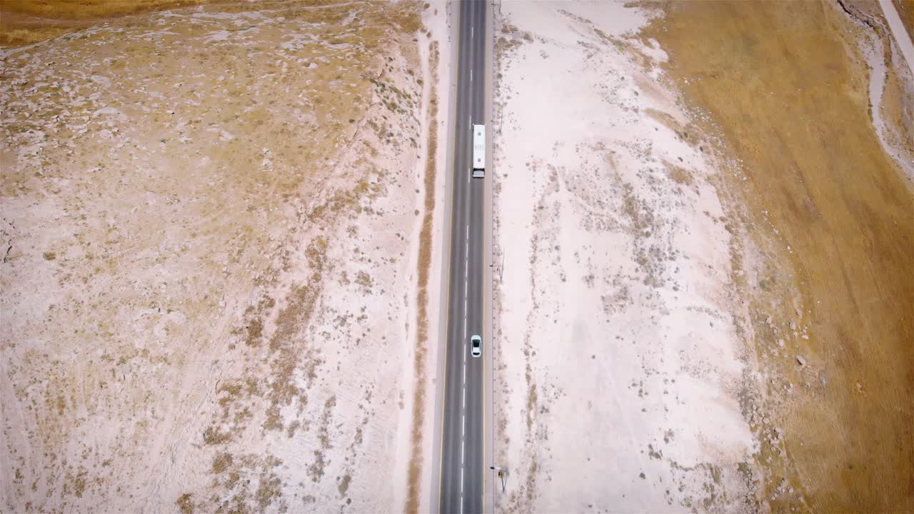사막 풍경 을 가로질러 휘어지는 고속도로 의 공중 풍경