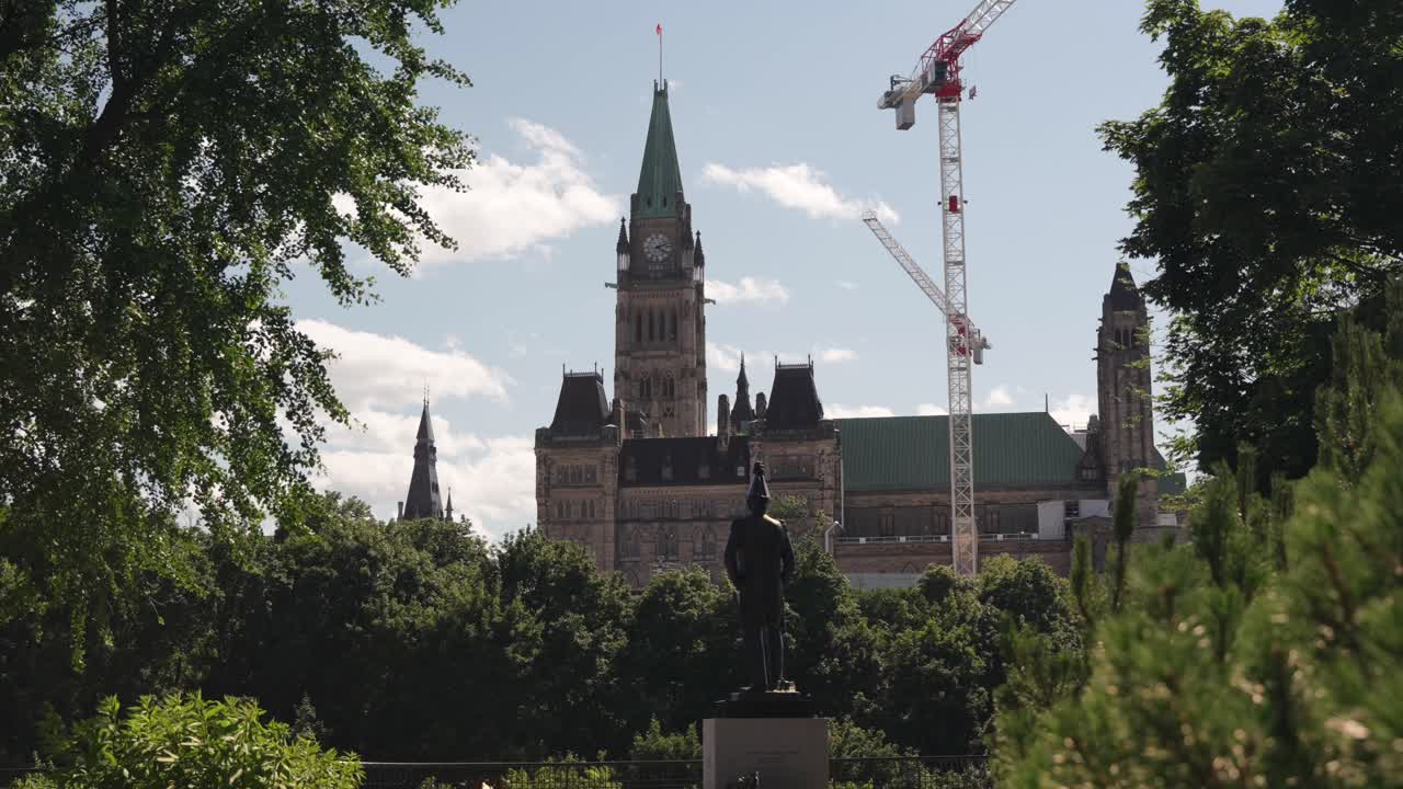 Ottawa'daki Major's Hill Park'tan Kanada Parlamentosu Merkez Bloğu'nun görünümü - 4K ağır çekim.
