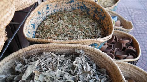 cestas con especias en el mercado de marrakech
