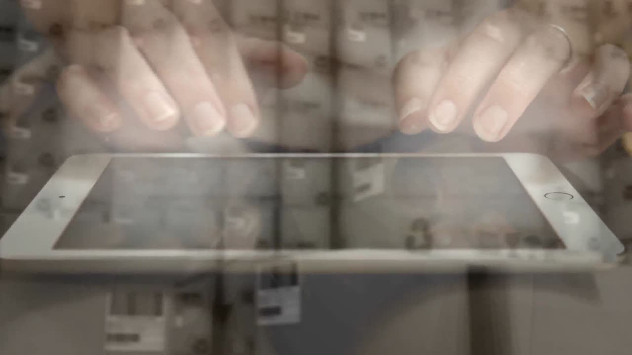 배경 에 창고 에 있는 상자 들 이 쌓여 있는 태블릿 을 사용하는 여자 의 애니메이션