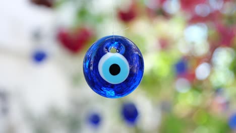 los amuletos del mal de ojo azul en un árbol en sığacık, turquía. 4k.