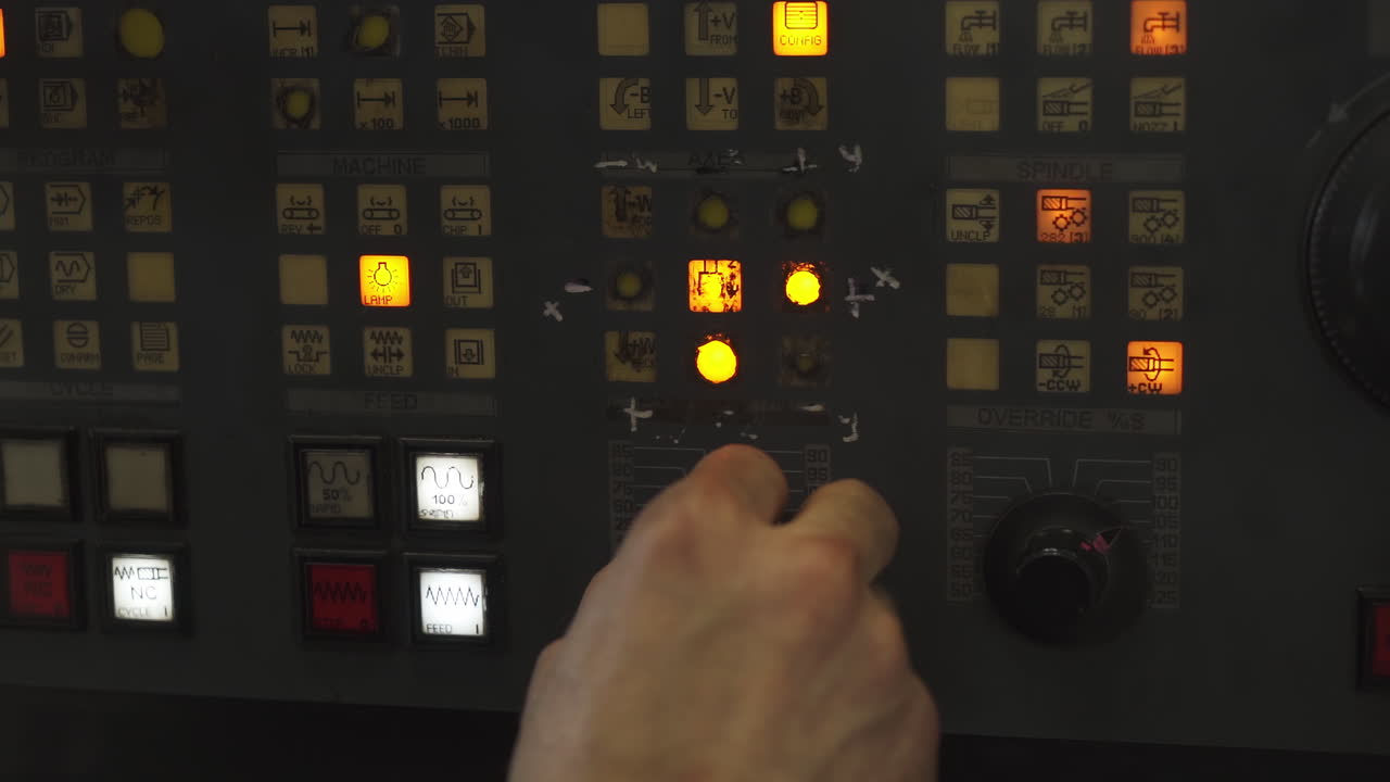 operador interactuando con un panel de control de la máquina cnc