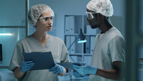 colegas multiétnicos hablando en el laboratorio