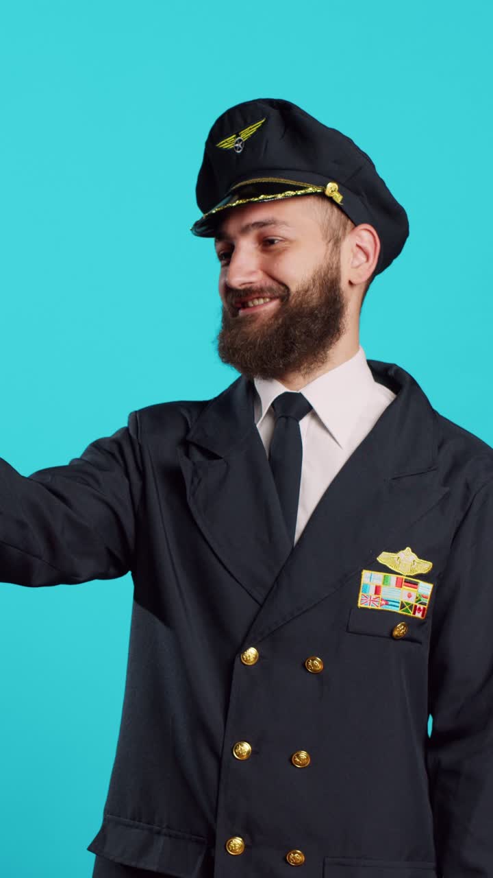Video verticale: videochiamata di lavoro di un aereo di linea professionale