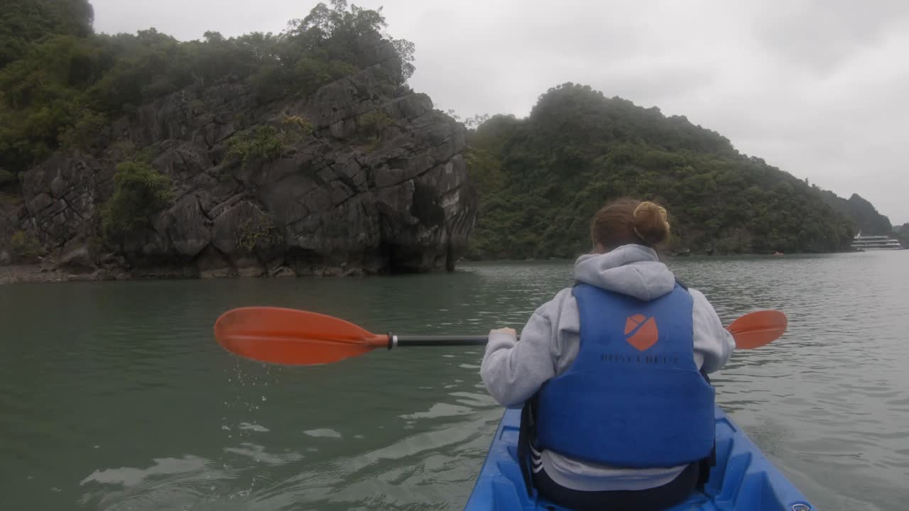 Kayak in POV nella Baia di Ha Long, Vietnam, in una giornata nuvolosa.
