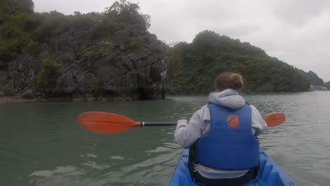 Kayak-Pov-En-La-Bahía-De-Halong,-Vietnam-En-Un-Día-Nublado
