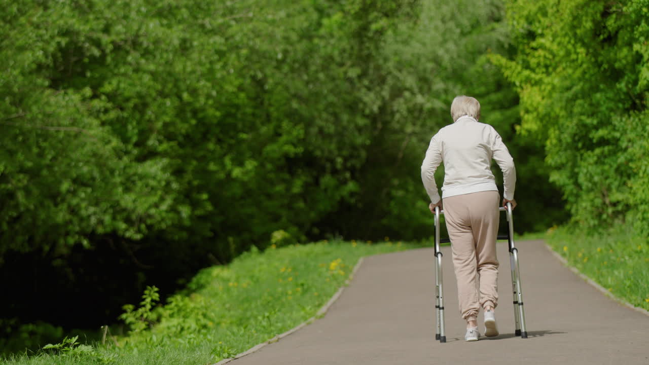 보행자 와 함께 공원 에서 고 있는 노인 여자