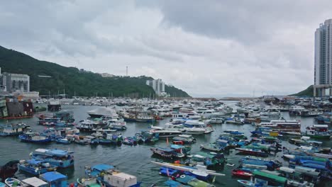 Vista-Aérea-De-Barcos-De-Pesca-En-Refugio-Contra-Tifones-En-Hong-Kong