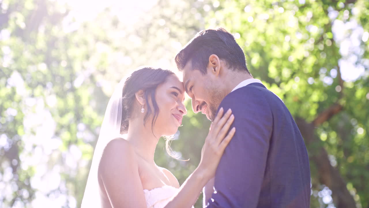 matrimonio, coppia felice e faccia toccante in estate