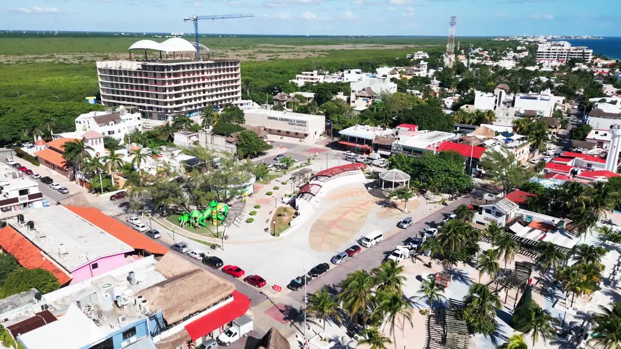 Parque Fundadores en Puerto Morelos, Quintana Roo, México. Toma aérea descendente