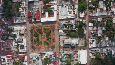 Vista-Aérea-De-Pájaros-Arriba-Hacia-Abajo-Vista-Panorámica-Vertical-De-La-Ciudad-Acumulada-En-Un-Patrón-Cuadrado.-Plaza-Con-Parque-Frente-A-La-Catedral.-Valladolid,-México