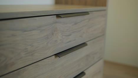 primer plano de las manijas de cajones de madera en muebles modernos