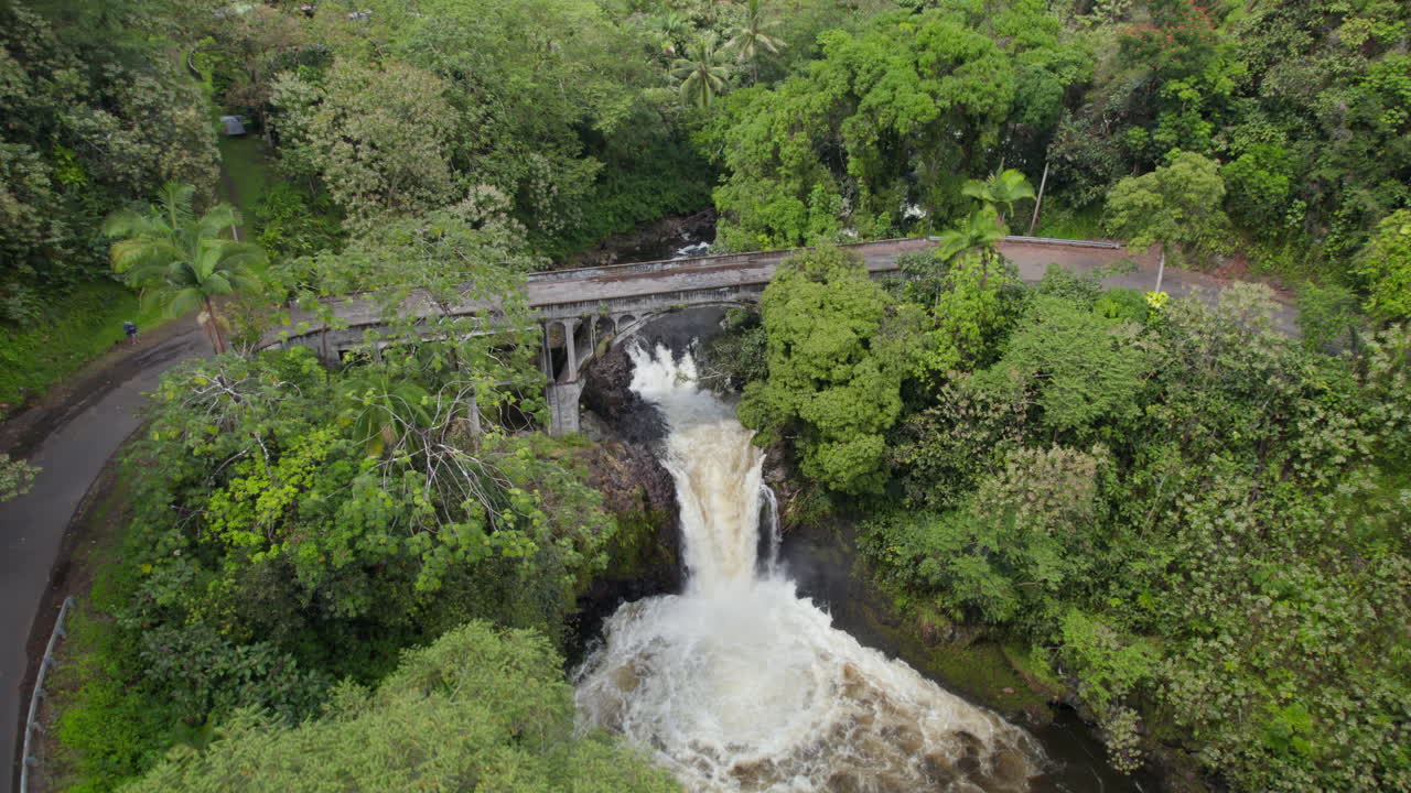 toma aérea de la cascada bajo el viejo puente de carretera de hormigón