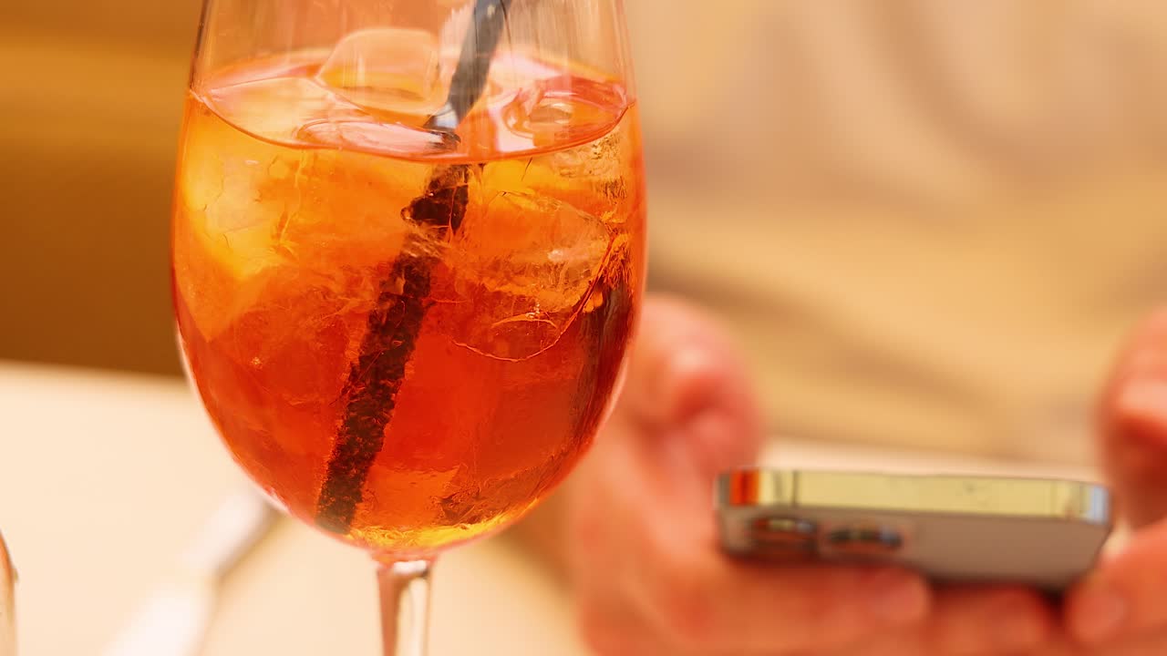 아페롤 스프리츠와 드폰